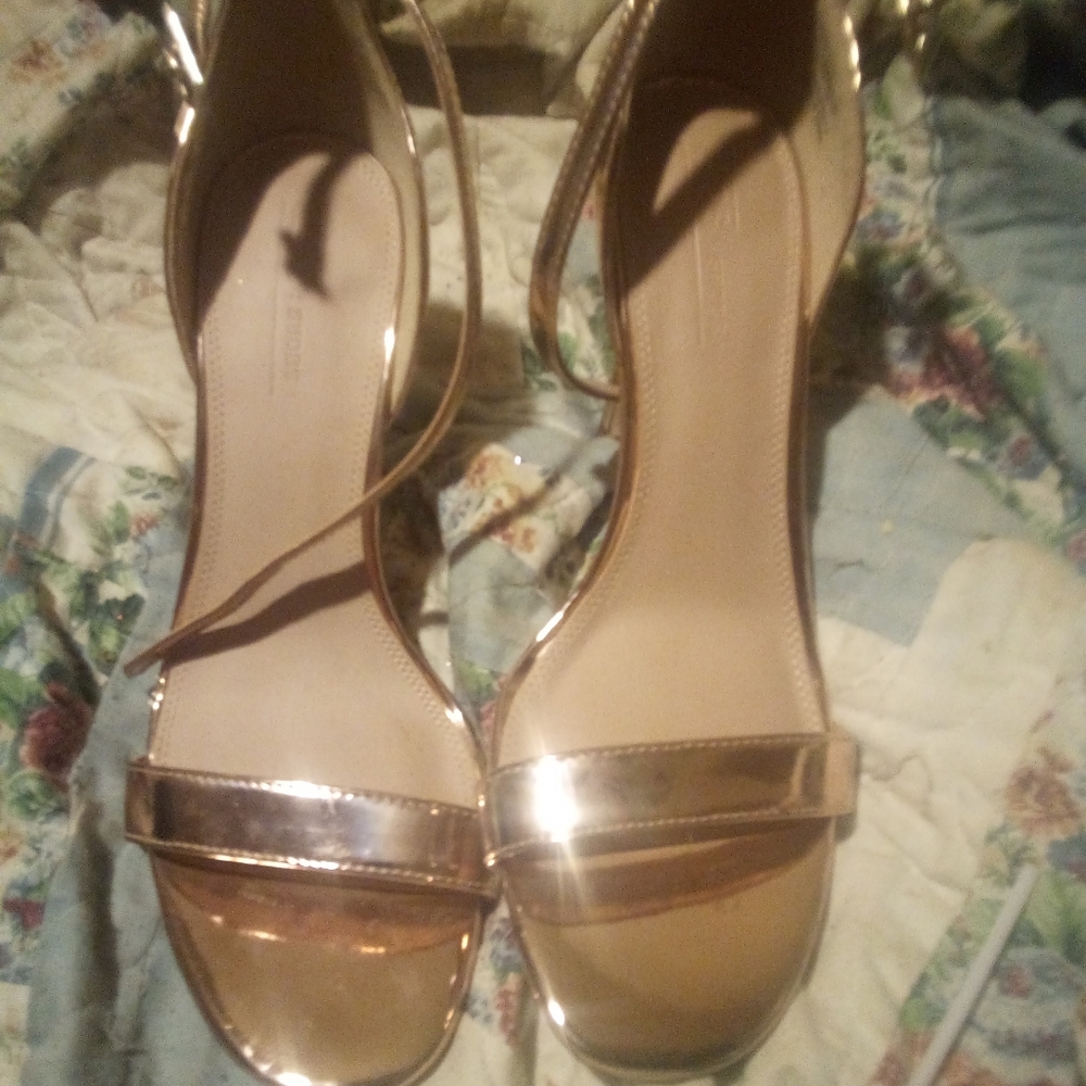 Size 10 gold high heels sandle style